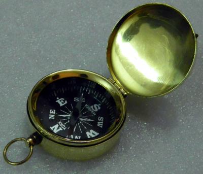 Pocket compass with lid